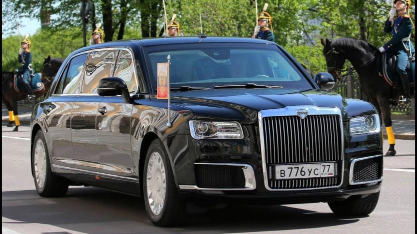 Показаха новия автомобил на Путин на изложение в Москва