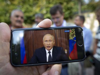 Путин е в паника и опитва да подслади горчивия хап, смята Навални