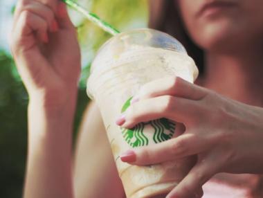 Starbucks пуска хартиени сламки в някои от обектите си от септември