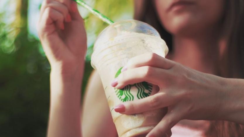 Starbucks пуска хартиени сламки в някои от обектите си от септември