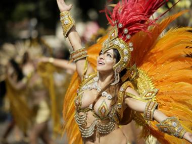 Блясък и танци на карнавала „Нотинг Хил“ в Лондон