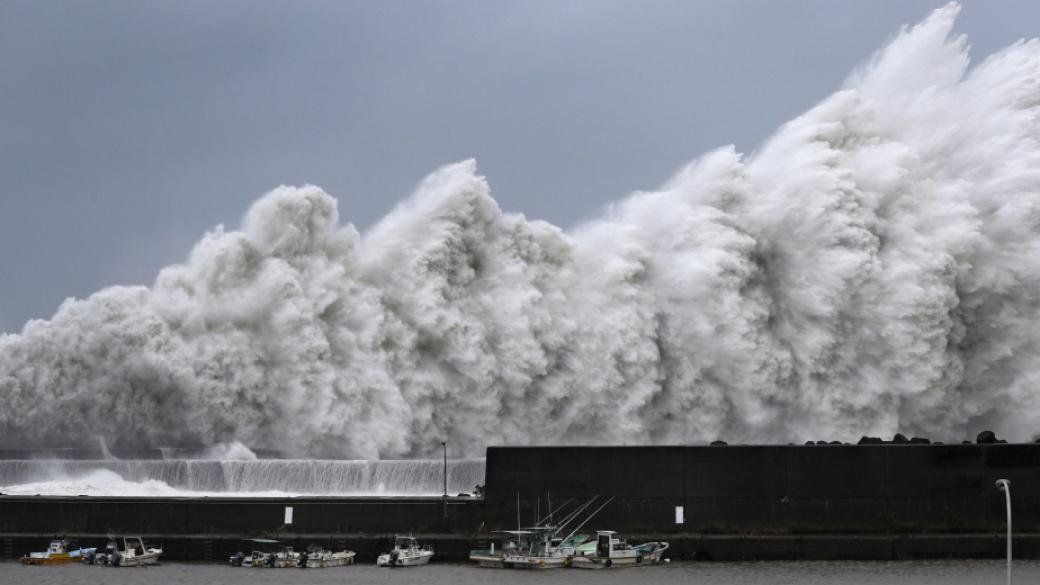 Най-мощният от четвърт век тайфун удари Япония