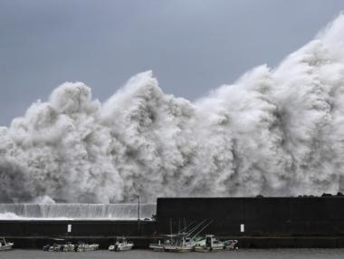Най-мощният от четвърт век тайфун удари Япония