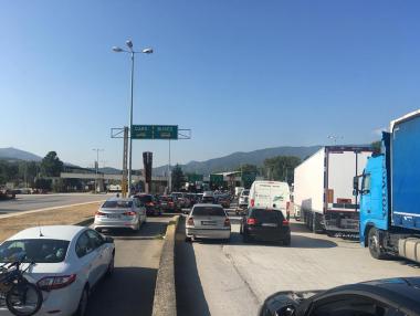 Километрични опашки на границата с Гърция