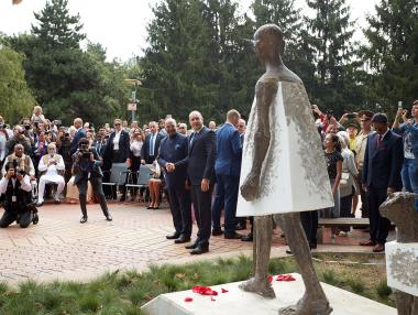 Президентите на България и Индия откриха паметник на Махатма Ганди