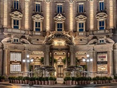 Starbucks откри първи обект в Италия и ще продава пица