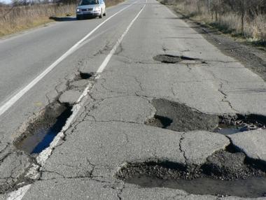 Протест срещу дупките затваря пътя Самоков-Дупница
