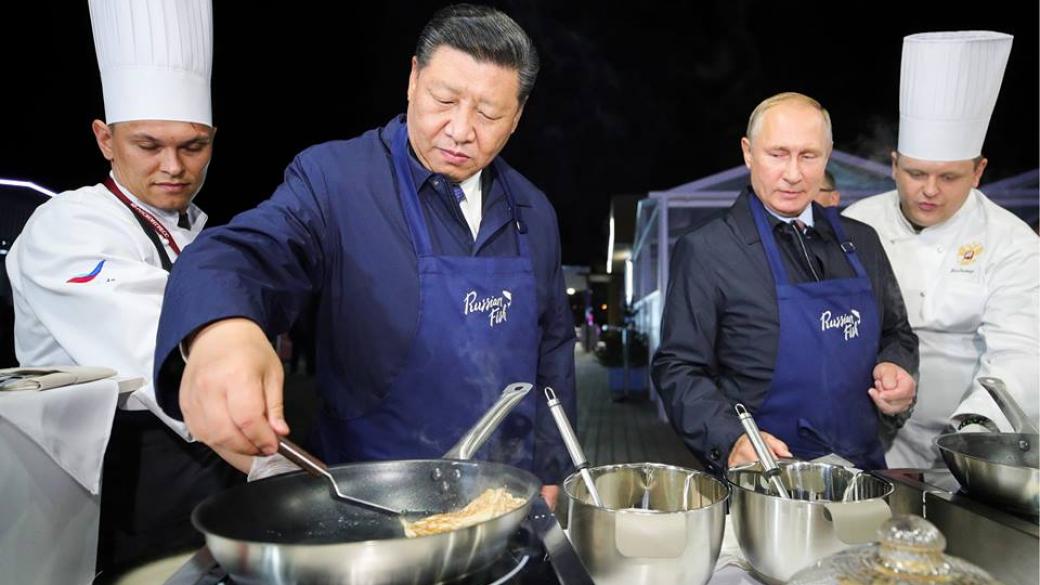 Путин и Си Цзинпин приготвиха руски палачинки и пиха водка