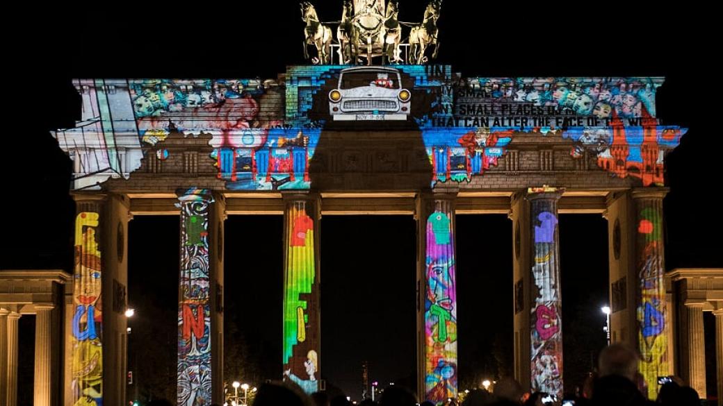 Българи представят светлинно шоу върху три от най-известните сгради в Берлин