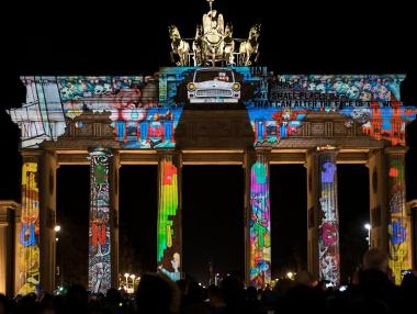 Българи представят светлинно шоу върху три от най-известните сгради в Берлин