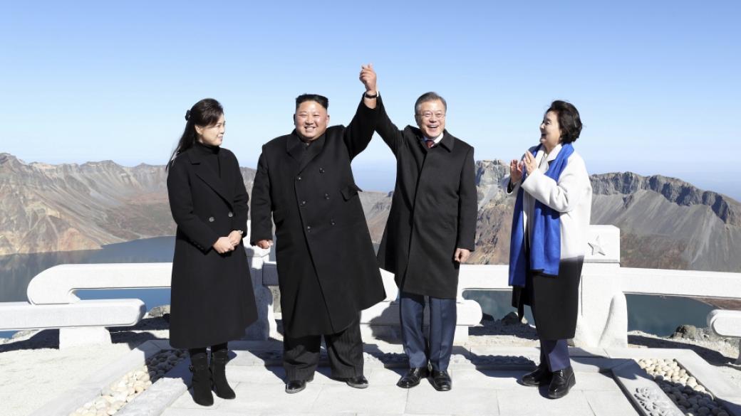 Ким Чен-ун и Мун Дже-ин изкачиха вулканичен връх