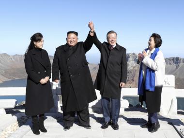 Ким Чен-ун и Мун Дже-ин изкачиха вулканичен връх