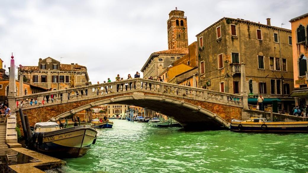 Венеция ще забрани на туристите и да седят