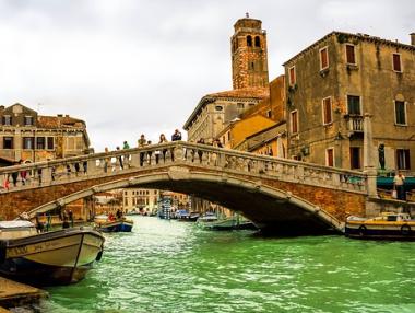 Венеция ще забрани на туристите и да седят