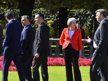 Мей беше „унижена” от ЕС, предстоят турбулентни седмици