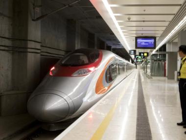 Влак стрела свърза Хонконг с континентален Китай