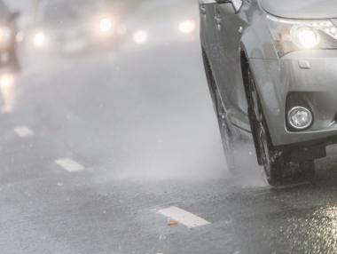 Как да избегнете аквапланинга при шофиране