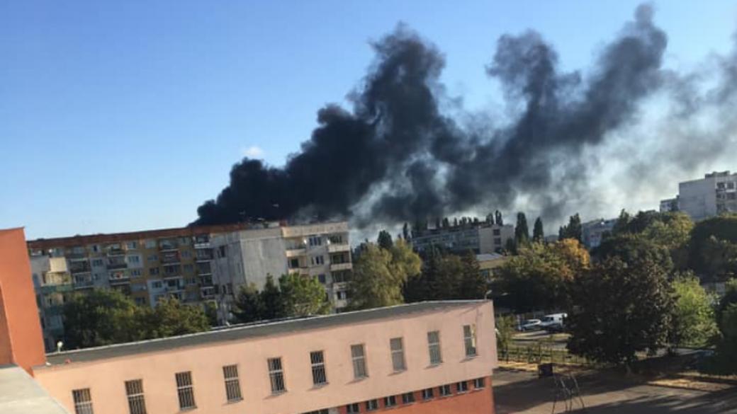 Пожар гори в софийския квартал „Дружба“
