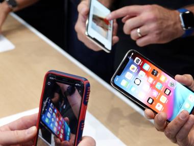 Потребители се оплакаха от слаб сигнал в новите iPhone XS и XS Max