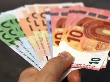 Кредитирането расте на фона на високо ниво на лошите заеми