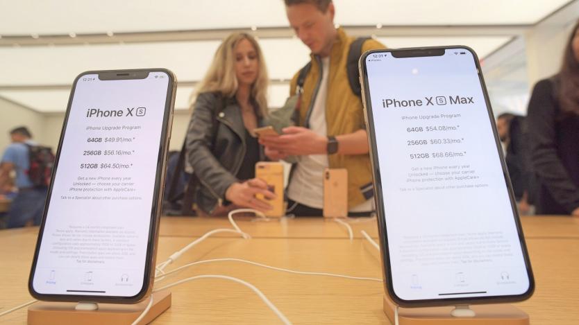 Феновете на Apple предпочитат рекордно скъпия iPhone XS Max
