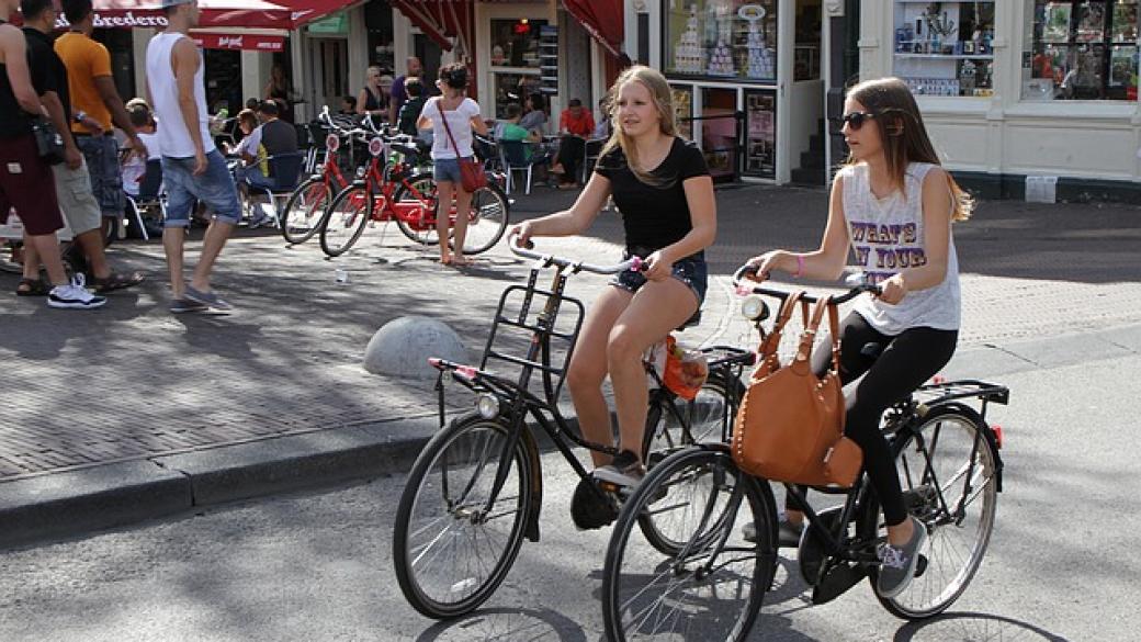 Холандия забранява на велосипедистите да ползват смартфони