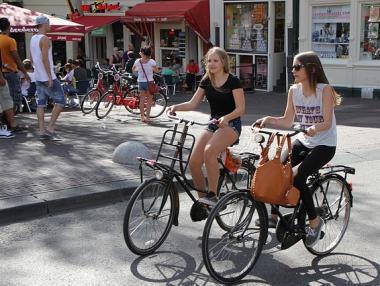 Холандия забранява на велосипедистите да ползват смартфони