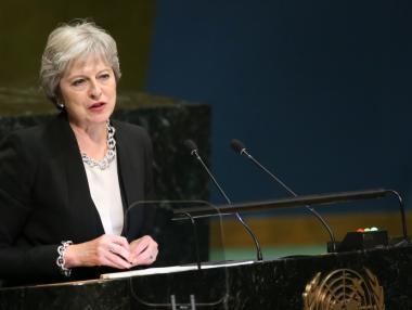 Тереза Мей губи подкрепата на собствения си кабинет