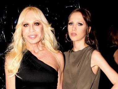 Коя е Алегра Версаче, наследничката на модната империя Versace, купена от Michael Kors