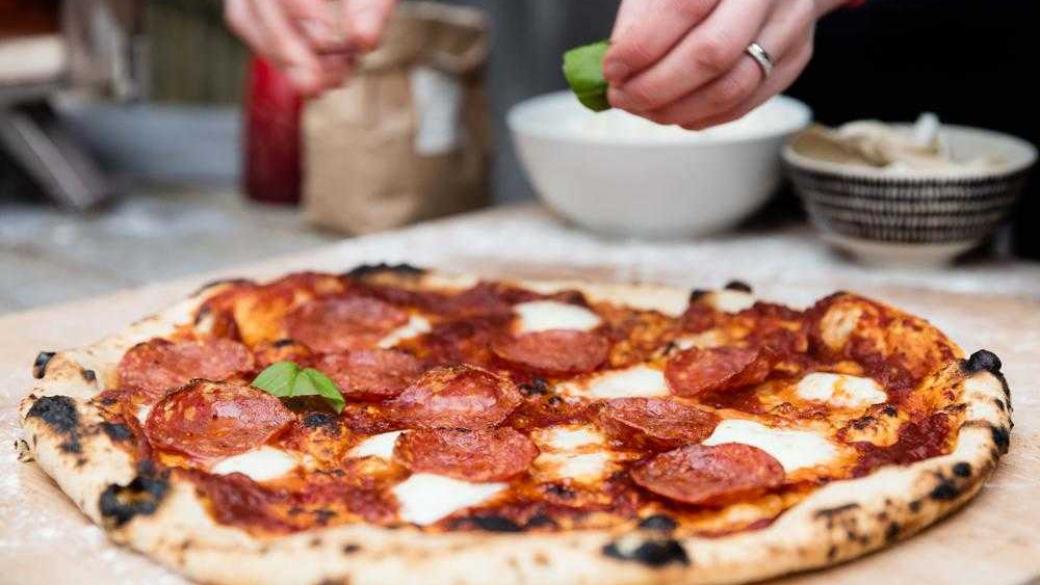 Компания търси хора, които да тестват пица срещу $1000 на ден