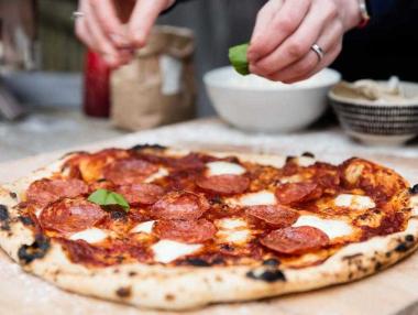 Компания търси хора, които да тестват пица срещу $1000 на ден