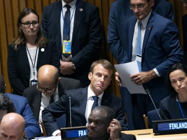 Рейтингът на Макрон падна до най-ниското си ниво