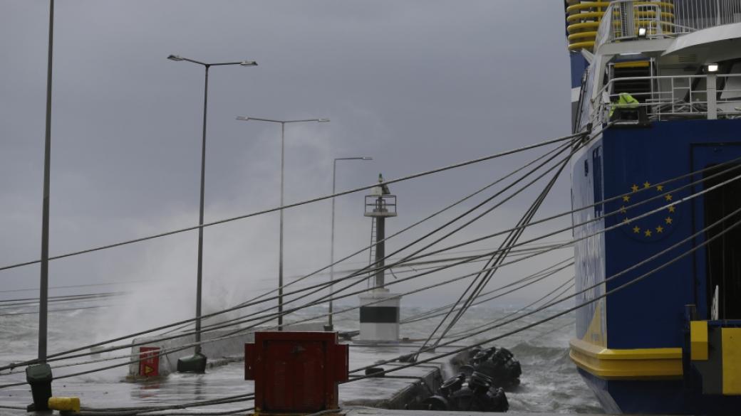 Ураганът в Гърция спря фериботи и прекъсна тока в части от страната