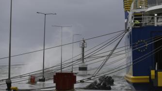 Ураганът в Гърция спря фериботи и прекъсна тока в части от страната