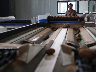 Спад в китайското производство на фона на споровете със САЩ