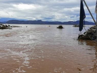 Циклонът „Ксенофон“ остави хиляди бедстващи хора в Гърция