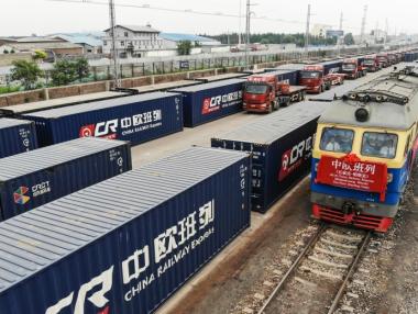 Китай отстъпва в търговската война със САЩ