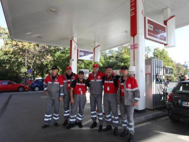 Мениджъри обслужват клиенти в столичен „Лукойл”