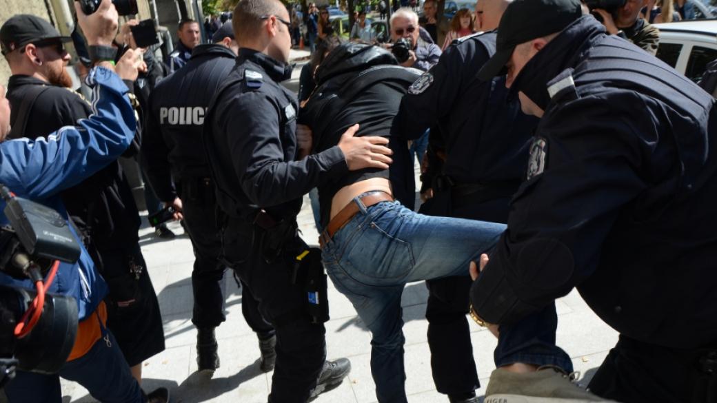 Снимки от протеста и ареста пред Столична община