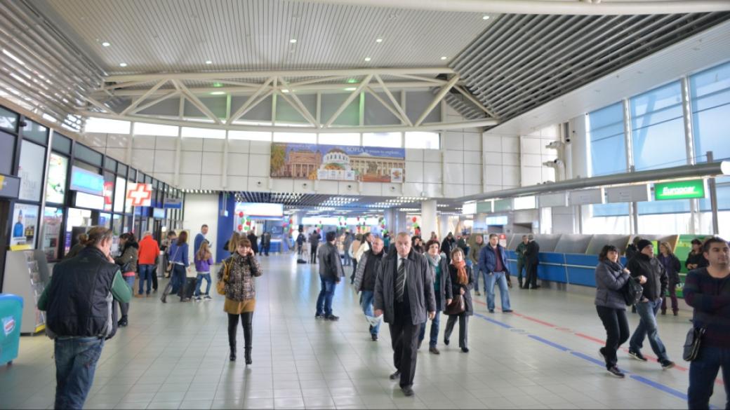 Двама ще бъдат наказани за бягството на виетнамец от летище София