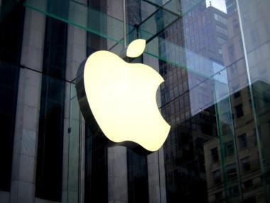 Apple купува част от ключов производител на чипове