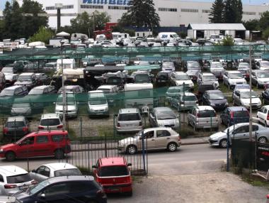 По-високият данък върху старите коли влиза в комисия