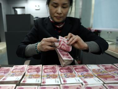 Китайският юан е на близо 2-годишно дъно спрямо долара