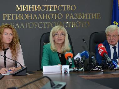 Аврамова и Ананиев подписаха договора за новите 400 линейки