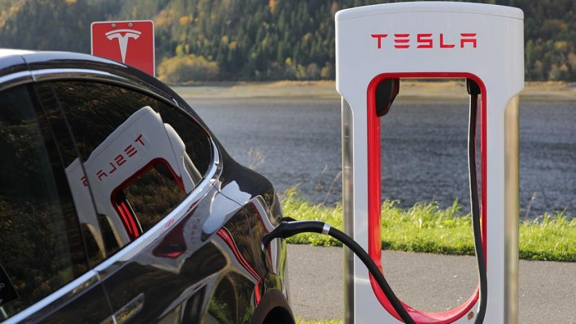 Tesla премахна функцията „автопилот“ на Model S