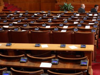 Парламентът гласува третия вот на недоверие към правителството