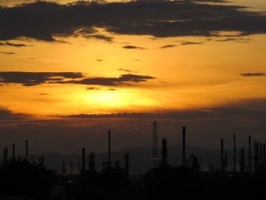 Петролът поевтиня с над 4%