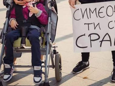 След извинението на Симеонов, протестите на майките продължават
