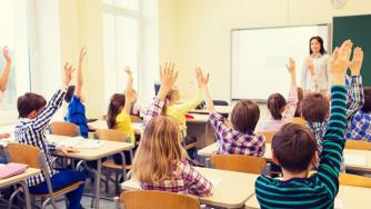 Стартовата учителска заплата се вдига от 760 на 920 лв. от 2019 г.