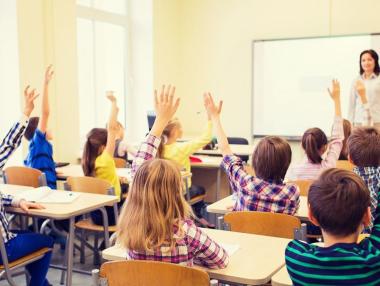 Стартовата учителска заплата се вдига от 760 на 920 лв. от 2019 г.